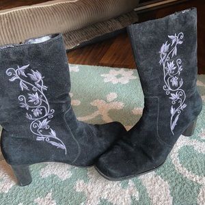 Suede black boots
